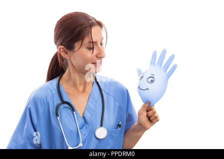 Freundliche Hündin Kinderarzt Krankenschwester an lächelnd latex Handschuh auf weißem Hintergrund suchen Stockfoto