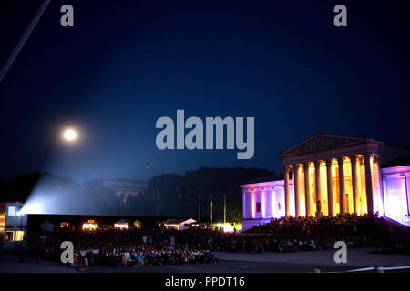 Die Zuschauer im Kino Open Air am Königsplatz in München. Stockfoto