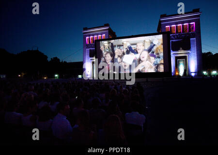 Die Zuschauer im Kino Open Air am Königsplatz in München. Stockfoto