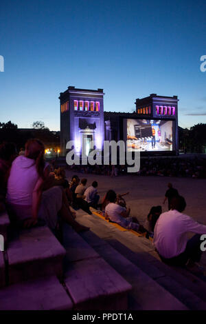 Die Zuschauer im Kino Open Air am Königsplatz in München. Stockfoto