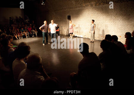 Show der mittleren Schule Projekt "Impro macht Schule" (Improvisation in Schulen) in der 'Einstein Kultur" in Haidhausen: Nach einer Improvisation zeigen die Studierenden ihre Fähigkeiten zur Improvisation Trainer zeigen. Stockfoto