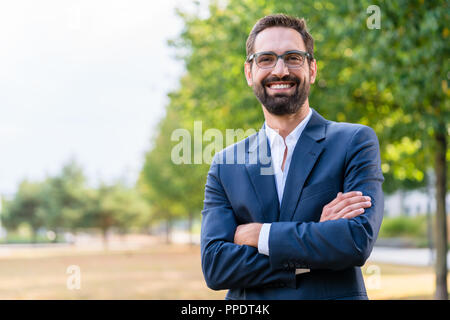 Portrait von zuversichtlich Geschäftsmann mit verschränkten Armen Stockfoto