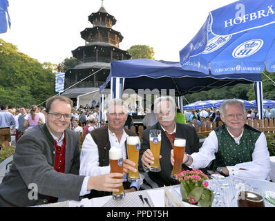 Die SPD-Politiker Markus Rinderspacher, Dieter Reiter, Christian Ude und Hans-Ulrich Pfaff Mann (am Chinesischen Turm von links nach rechts) bei der 25 Kochrelball (Köche Kugel) im Englischen Garten. Stockfoto