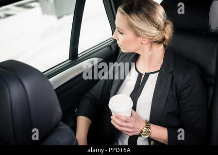 Junge Geschäftsfrau im Auto reisen Stockfoto