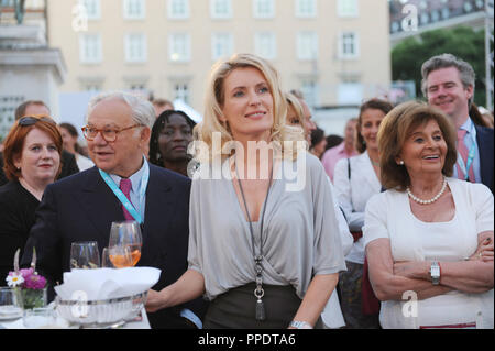 Von links nach rechts: Verlag Hubert Burda, seine Frau Maria Furtwängler und Charlotte Knobloch, Präsidentin der Israelitischen Kultusgemeinde München und Oberbayern, bei der DLD Frauen Nacht unter dem Motto 'Neue Wege' vor der Siemens-zentrale am Wittelsbacher Platz links. Stockfoto