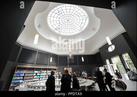 Die medizinischen Lesesaal der Ludwig Maximilian Universität in einem denkmalgeschützten Gebäude am Beethovenplatz erstrahlt in neuem Glanz nach der Renovierung. Stockfoto