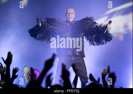 Die Pet Shop Boys (Neil Tennant) live auf dem Tollwood Festival in München. Stockfoto