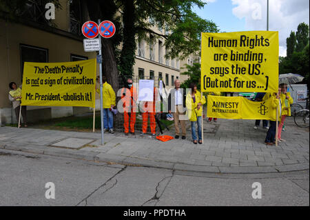 Die Mitglieder von Amnesty International auf dem amerikanischen Unabhängigkeitstag vor dem US-Generalkonsulat in München demonstrieren für Menschenrechte und gegen die Todesstrafe in den Vereinigten Staaten. Stockfoto