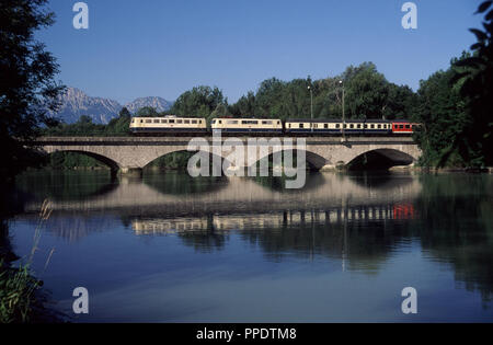 Blick auf die Eisenbahnbrücke über die Saalach in Freilassing mit dem Hochstauen und Zwiesel im Hintergrund, Berchtesgadener Land Oberbayern Stockfoto