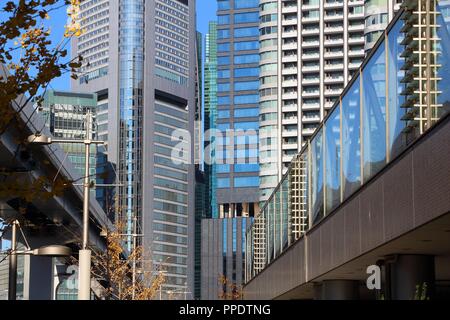 Shiodome City View in Tokio, Japan. Hochhäuser und die Schwebebahn (Monorail). Stockfoto