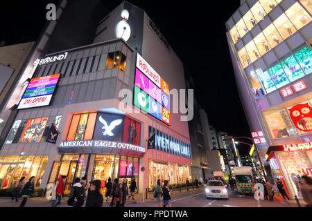 TOKYO, Japan - 29 November, 2016: die Menschen besuchen Nacht Ikebukuro Distrikt von Tokio, Japan. Tokyo ist die Hauptstadt von Japan. 37,8 Millionen Menschen leben Stockfoto