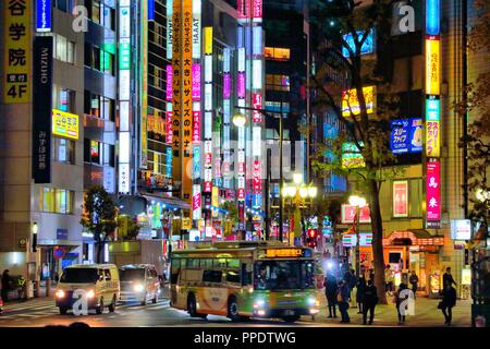 TOKYO, Japan - 29 November, 2016: die Menschen besuchen Nacht Ikebukuro Distrikt von Tokio, Japan. Tokyo ist die Hauptstadt von Japan. 37,8 Millionen Menschen leben Stockfoto