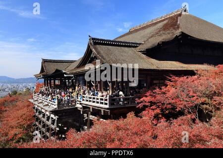 KYOTO, Japan - 26 November, 2016: die Menschen besuchen Kiyomizu-dera Tempel in Kyoto, Japan. Kyoto hat 17 UNESCO-Welterbestätten. Stockfoto