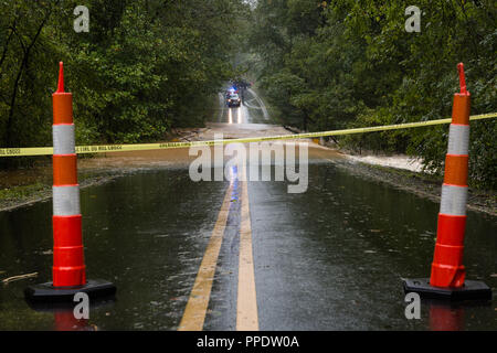 Waxhaw, North Carolina- 16. September 2018: Polizei Barrikade der Straße nach der Brücke wird durch Regen vom Hurrikan Florenz gewaschen Stockfoto