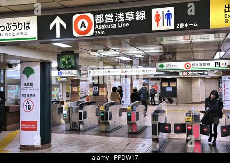 Tokio, Japan - Dezember 2, 2016: die Menschen geben Sie Toei U-Bahn in Tokio. Toei U-Bahn und Tokyo Metro sind 285 Stationen und haben 8,7 Millionen täglich u Stockfoto
