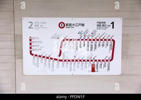 Tokio, Japan - Dezember 2, 2016: Karte von Toei Oedo Linie der U-Bahn in Tokio. Toei U-Bahn und Tokyo Metro sind 285 Stationen und haben 8,7 Millionen Benutzern täglich Stockfoto