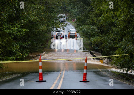 Waxhaw, North Carolina- September 16, 2018: Autofahrer prüfen eine Straße durch Regen vom Hurrikan Florence überflutet Stockfoto