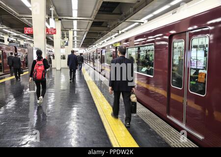 OSAKA, Japan - 22. NOVEMBER 2016: Passagiere Eile bei der Hankyu Umeda Station in Osaka, Japan. Hankyu Bahnhof wurde 1910 eröffnet. Stockfoto