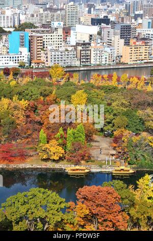 OSAKA, Japan - 22. NOVEMBER 2016: Herbst Schloss Park in Osaka, Japan. Osaka gehört zur 2. größte Metropolregion von Japan (19,3 Millionen Menschen). Stockfoto
