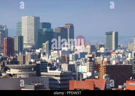 OSAKA, Japan - 22. NOVEMBER 2016: Skyline von Umeda in Osaka, Japan. Osaka gehört zur 2. größte Metropolregion von Japan (19,3 Millionen Menschen). Stockfoto