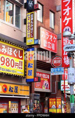 Tokio, Japan - Dezember 3, 2016: Zentrum Gai Einkaufsstraße in Shibuya, Tokio. Tokyo ist die Hauptstadt von Japan. 37,8 Millionen Menschen leben in seiner Met Stockfoto