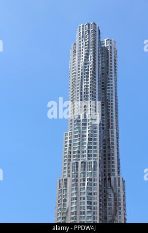 NEW YORK, USA - Juli 6, 2013: 8 Fichte Straße Wolkenkratzer (alias Beekman Tower) in New York. Das Gebäude von 265 m ist der 12. höchste Wohnhaus towe Stockfoto