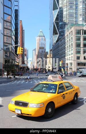 NEW YORK, USA - Juli 6, 2013: die Menschen fahren Taxi in Midtown Manhattan in New York. Ab 2012 waren 13,237 gelbe Taxis in Ne registriert Stockfoto