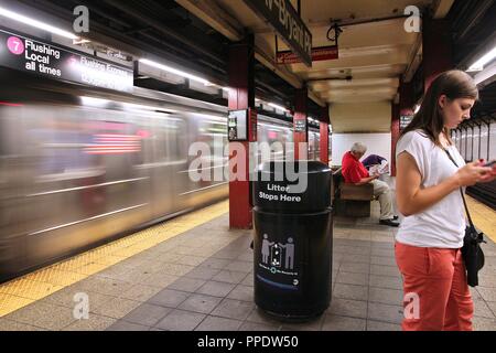 NEW YORK, USA - Juli 1, 2013: die Menschen in einer U-Bahn-Station in New York warten. Mit 1,67 Milliarden Euro jährliche Fahrten, New York City U-Bahn ist die 7 verkehrsreichsten Met Stockfoto