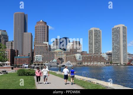 BOSTON, USA - Juni 9, 2013: die Menschen besuchen South Boston mit Blick auf die Skyline von Boston. Boston ist die größte Stadt in Massachusetts mit geschätzten 2014 Population Stockfoto