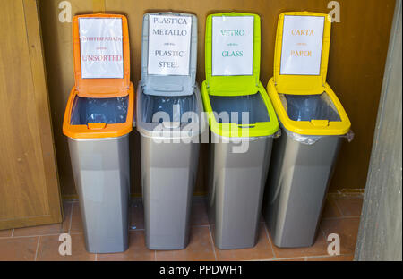 Bunte dusbins für das Recycling in Italien angezeigt Stockfoto