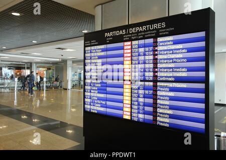 SAO PAULO, BRASILIEN - 7. OKTOBER 2014: Reisende warten am Flughafen Congonhas Sao Paulo. Der Flughafen 17,1 Millionen Passagiere in 2013. Stockfoto