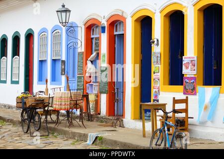 PARATY, Brasilien - 14. OKTOBER 2014: Restaurant in der Altstadt von Paraty (Bundesstaat Rio de Janeiro). Die koloniale Stadt reicht bis ins Jahr 1667 zurück und ist EXKLU Stockfoto