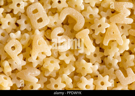 Nahaufnahme auf normales zufällige chemische Alphabet und sternförmigen Nudeln ohne Soße Rechtschreibung das Wort Pasta Stockfoto