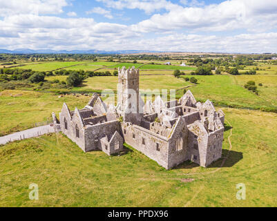 Gegründet 1351 und in der Nähe von Headford in der Grafschaft Galway, Ross Errilly Friary befindet sich eine der am besten erhaltenen mittelalterlichen monastischen Websites in in Irland. Stockfoto