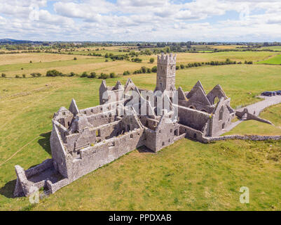 Gegründet 1351 und in der Nähe von Headford in der Grafschaft Galway, Ross Errilly Friary befindet sich eine der am besten erhaltenen mittelalterlichen monastischen Websites in in Irland. Stockfoto