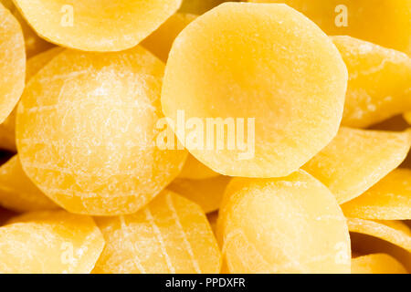 Makro Nahaufnahme von frischen orecchiette Pasta aus der südlichen Region von Apulien in Italien so genannte für seine Form wie Ohren in einem Full Frame anzeigen Stockfoto