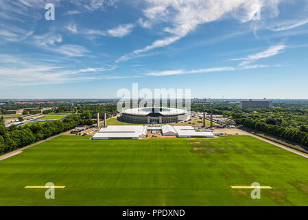 Berlin, Deutschland - 28. Mai 2017: Luftaufnahme des Olympia Stadions, den olympischen Sommerspielen 1936 gebaut. Von der Spitze des Turms im Olympischen genommen Stockfoto