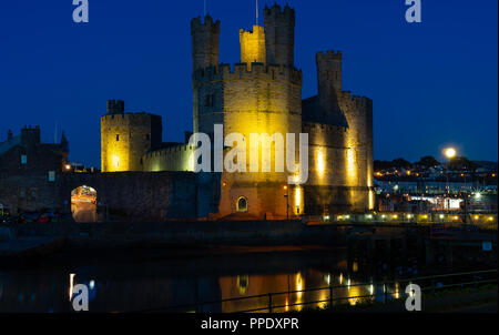 Caernarfon Castle auf dem Fluss Seiont, in Gwynedd, Wales. Bild im September 2018 übernommen. Stockfoto