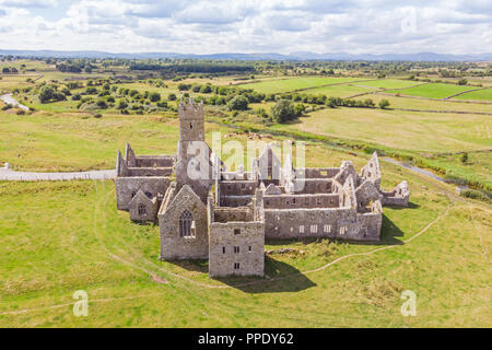 Gegründet 1351 und in der Nähe von Headford in der Grafschaft Galway, Ross Errilly Friary befindet sich eine der am besten erhaltenen mittelalterlichen monastischen Websites in in Irland. Stockfoto