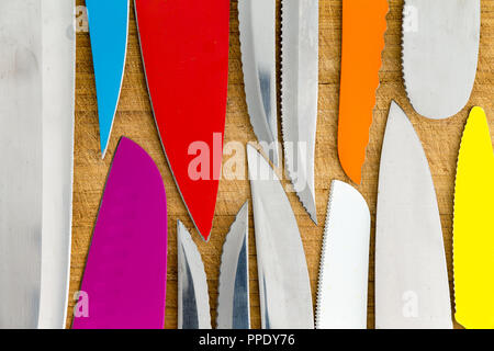 Flach Hintergrund des Blades der sortierten Alte geschärften Stahl und Keramik Messer gelegt Tip auf rustikalen, mit Holz aus der Nähe von oben gesehen bis zur Spitze Stockfoto