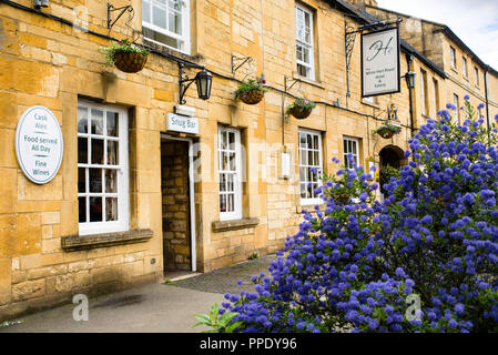 Snug Bar in Moreton-in-Marsh Market Town im englischen Cotswold District. Stockfoto