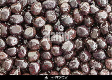 Lecker Sole geheilt Grade ein Mediterranes schwarze Oliven in einer Nahaufnahme full frame Ansicht für eine gesunde Vorspeise oder Snack oder als Zutat in Cookin verwendet Stockfoto