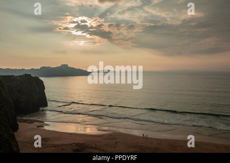 Sonnenuntergang über Tolcarne Beach, Newquay, Cornwall Stockfoto