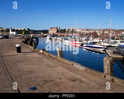 Yachten vor Anker im Hafen von Vincent Pier in Scarborough North Yorkshire England Stockfoto