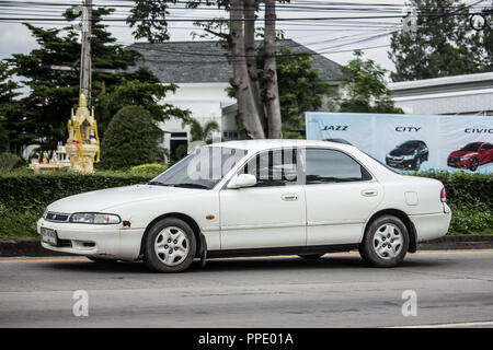 Chiangmai, Thailand - 14. August 2018: Private alte Auto Mazda 626. Foto an der Straße Nr. 1001 etwa 8 km von der Innenstadt von Chiang Mai, Thailand. Stockfoto