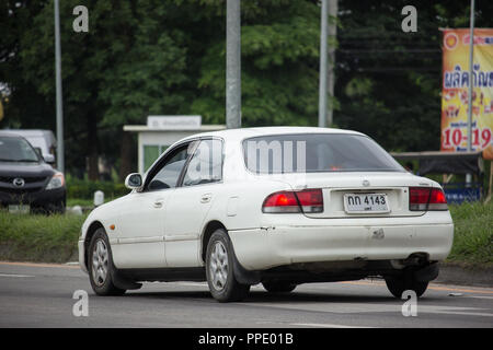 Chiangmai, Thailand - 14. August 2018: Private alte Auto Mazda 626. Foto an der Straße Nr. 1001 etwa 8 km von der Innenstadt von Chiang Mai, Thailand. Stockfoto