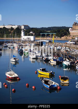 Boote in den Hafen und den Leuchtturm von Osten Pier in Scarborough North Yorkshire England Stockfoto