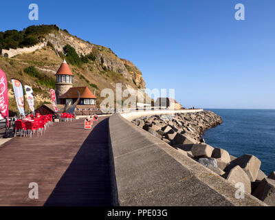 Station der Küstenwache und der Marine Drive aus dem Osten Pier in Scarborough North Yorkshire England Stockfoto