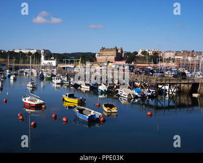 Boote in den Hafen und den Leuchtturm von Osten Pier in Scarborough North Yorkshire England Stockfoto