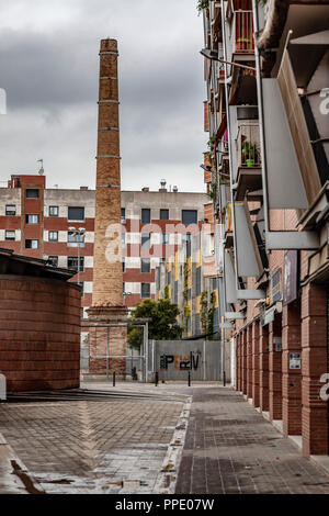 Straße, Schornstein, neues Gebäude im Viertel Poble Nou, Barcelona. Stockfoto